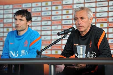 Vẻ lo lắng của HLV Van Marwijk và đội trưởng Van Bommel.