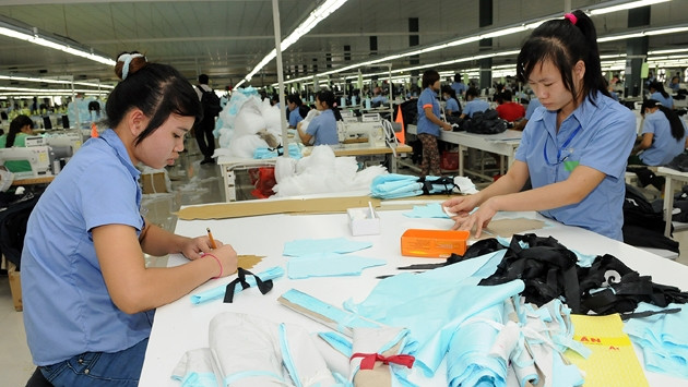 Lao động nữ trong ngành dệt may.