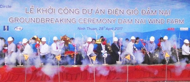 Các đồng chí lãnh đạo tỉnh Ninh Thuận và nhà đầu tư khởi công dự án.