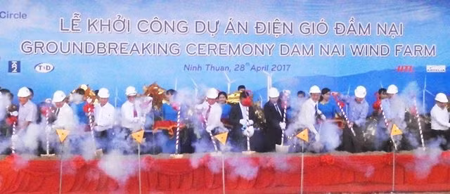 Các đồng chí lãnh đạo tỉnh Ninh Thuận và nhà đầu tư khởi công dự án.