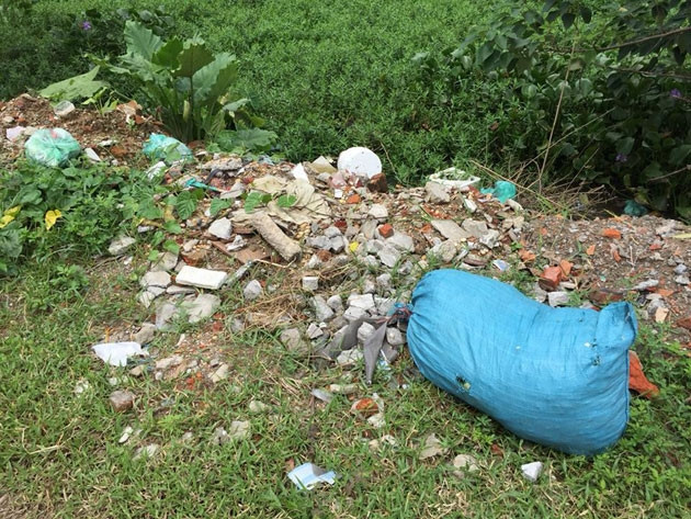 Rác lấp kín hào thành.