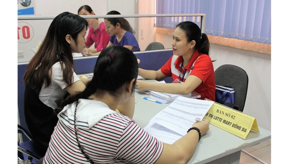 Trao đổi giữa nhà tuyển dụng - người lao động tại phiên giao dịch.