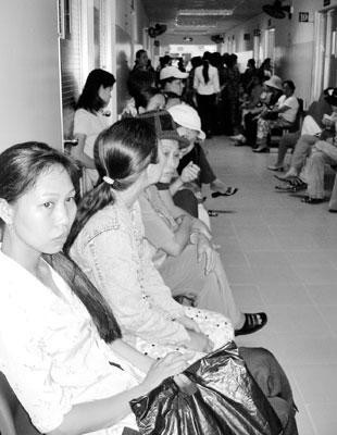 Nhiều bệnh nhân đang đợi đến lượt "giải quyết hậu quả" tại Bệnh viện Hùng Vương (TP Hồ Chí Minh).
