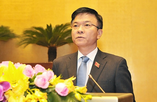 Bộ trưởng Tư pháp Nguyễn Thành Long trình bày tờ trình. Ảnh: CHƯƠNG KHOA.