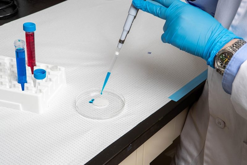 Các nhà nghiên cứu tại Đại học McMaster đã tạo ra một bề mặt tự làm sạch.