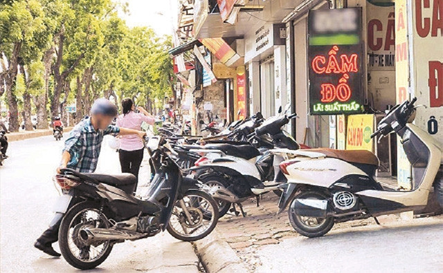 Dịch vụ cầm đồ trên đường Láng (Hà Nội). Ảnh: HÀ PHƯƠNG