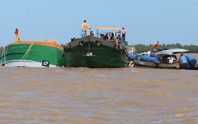 Lực lượng chức năng nỗ lực tìm kiếm nạn nhân mất tích.