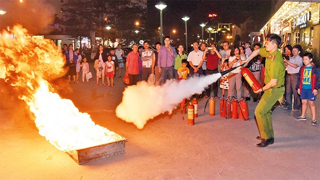 Tập huấn kỹ năng phòng cháy, chữa cháy và cứu hộ cho cư dân khu chung cư HUD3 (khu đô thị Tây Nam Linh Ðàm). Ảnh: Minh Hà