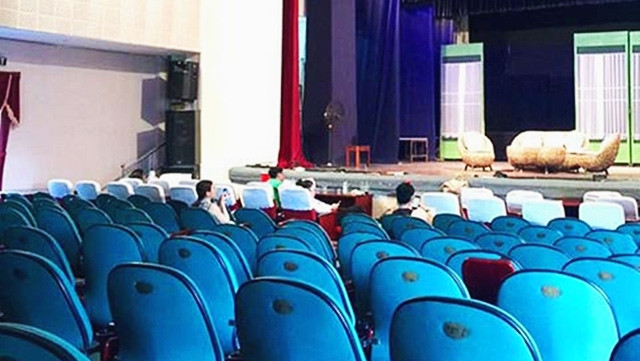Sân khấu kịch lèo tèo vài khán giả.