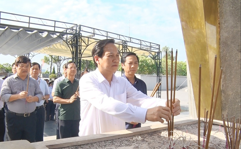 Bộ trưởng Đào Ngọc Dung cùng lãnh đạo tỉnh Quảng Trị dâng hương tại Nghĩa trang Liệt sĩ quốc gia đường 9.