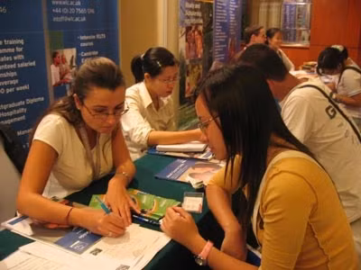 Tìm hiểu thông tin tại triển lãm du học Anh.