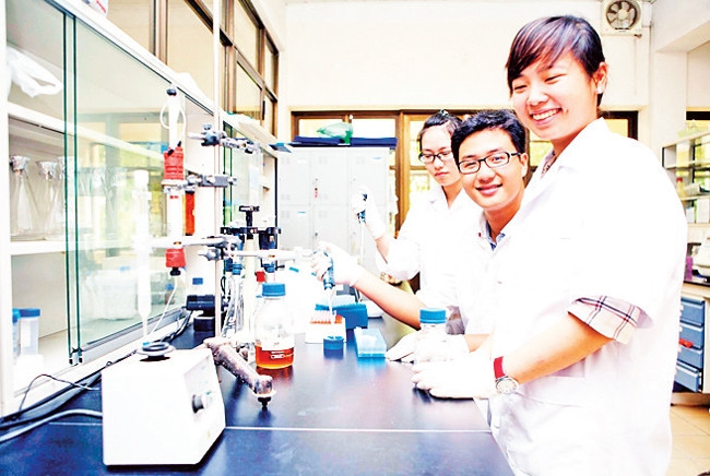Nghiên cứu khoa học là cơ hội để tuổi trẻ thành phố phát huy tiềm lực về sức trẻ và sự sáng tạo. Trong ảnh: Các bạn trẻ Trung tâm Phát triển khoa học và công nghệ trẻ nghiên cứu trong phòng thí nghiệm