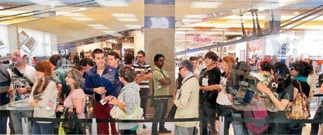 Xếp hàng chờ mua Iphone 5 ở Rôm.