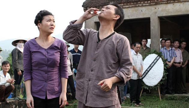 Các diễn viên Kim Oanh và Trung Hiếu trong phim.