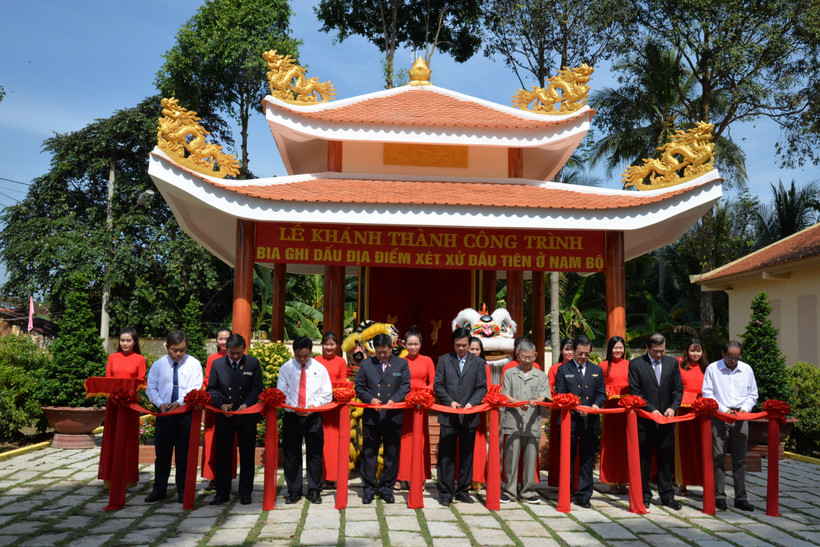 Lãnh đạo Tòa án nhân dân tối cao và tỉnh Tiền Giang thực hiện nghi thức cắt băng khánh thành nhà bia.