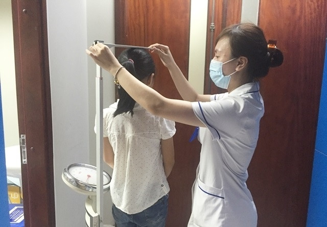 Trẻ chậm tăng trưởng chiều cao cần được điều trị sớm trước khi sụn xương của trẻ đóng lại (Ảnh minh họa).