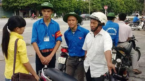 Thí sinh cùng người thân được thanh niên tình nguyện tư vấn, giới thiệu nơi ăn, ở.