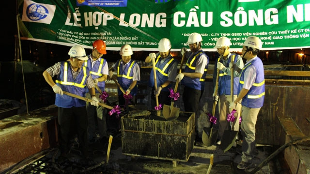 Cầu sông Nhuệ trên tuyến đường sắt Cát Linh – Hà Đông chính thức hợp long. 