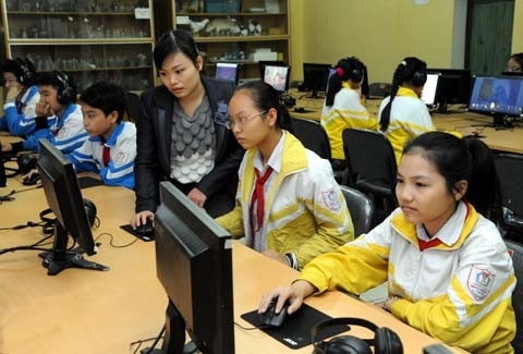 Thầy, trò Trường THCS Minh Thành (Thái Bình) trong giờ học môn Tin học. Ảnh: TRẦN HẢI