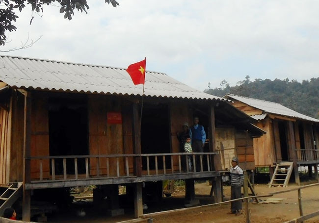 Đồng bào dân tộc Vân Kiều ở xã Lâm Thủy (huyện Lệ Thủy, Quảng Bình) treo cờ Tổ quốc, sửa nhà cửa chuẩn bị đón Tết.