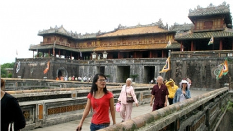 Khách du lịch thăm quan Hoàng thành Huế.