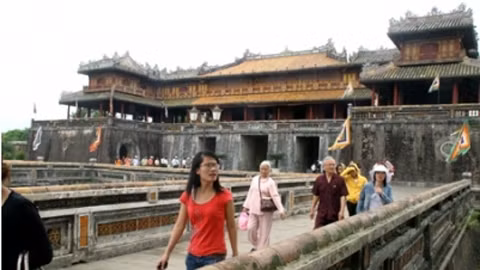 Khách du lịch thăm quan Hoàng thành Huế.