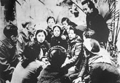 Bác Hồ với các đại biểu nữ dự
Đại hội Đảng toàn quốc lần thứ II
tại Việt Bắc, 2-1951.