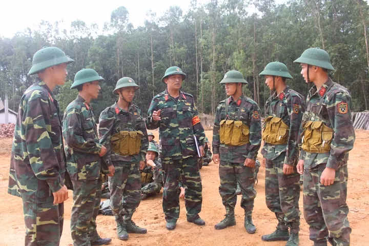 Cán bộ Tiểu đoàn 2, Lữ đoàn 297 (Quân khu 2) trao đổi, rút kinh nghiệm với các chiến sĩ sau đợt kiểm tra.