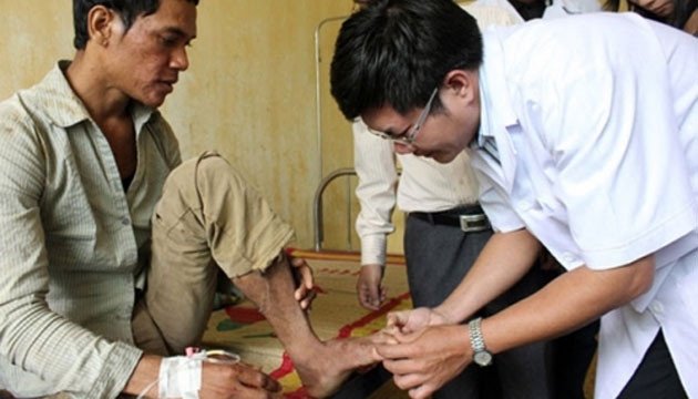 Bệnh nhân hội chứng viêm da dày sừng tại xã Ba Điền đang được bác sĩ khám, điều trị.