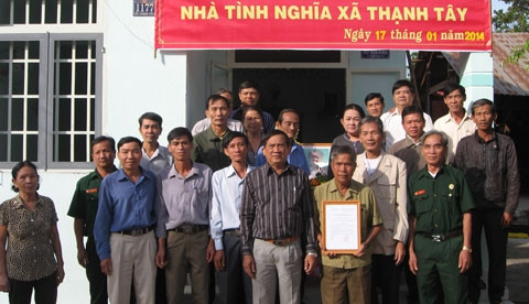 Tặng nhà tình nghĩa cho người có công tại xã Thạnh Tây, huyện Tân Biên, tỉnh Tây Ninh (Ảnh: website huyện Tân Biên).