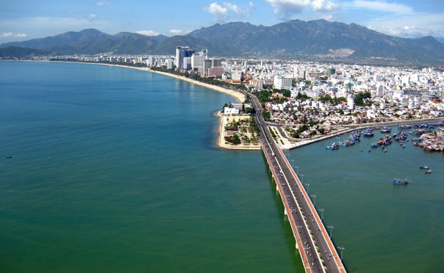 Dòng sông Cái trong lòng TP Nha Trang.        Ảnh: ÚT VÂN