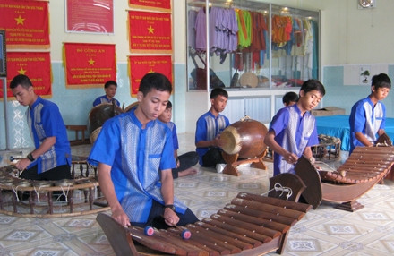Học sinh Trường THPT Dân tộc nội trú Huỳnh Cương luyện tập nhạc ngũ âm.