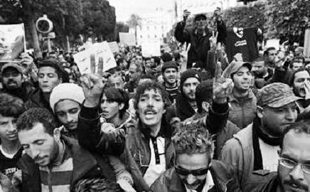 Người Tuy-ni-di biểu tình phản đối tình trạng bất ổn.         Ảnh ROI-TƠ