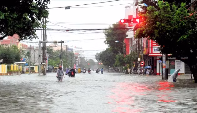 Chiều 13-12, nhiều tuyến đường ở thành phố Tuy Hòa đã bị ngập nước.