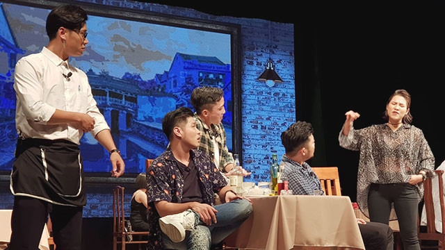 Cảnh trong vở do đạo diễn người Đức Amelia Niermeyer dàn dựng.