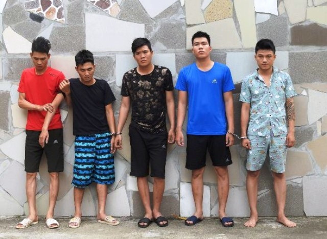 Năm đối tượng lừa đảo bị cơ quan công an Nghi Lộc bắt giữ.