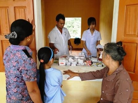 Quân y Biên phòng Hà Tĩnh khám chữa bệnh, cấp thuốc miễn phí và tư vấn sức khỏe cho bà con Phú Gia