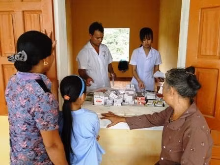 Quân y Biên phòng Hà Tĩnh khám chữa bệnh, cấp thuốc miễn phí và tư vấn sức khỏe cho bà con Phú Gia