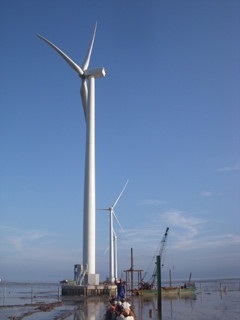 Trụ tua-bin gió trên biển của Nhà máy điện gió Bạc Liêu.