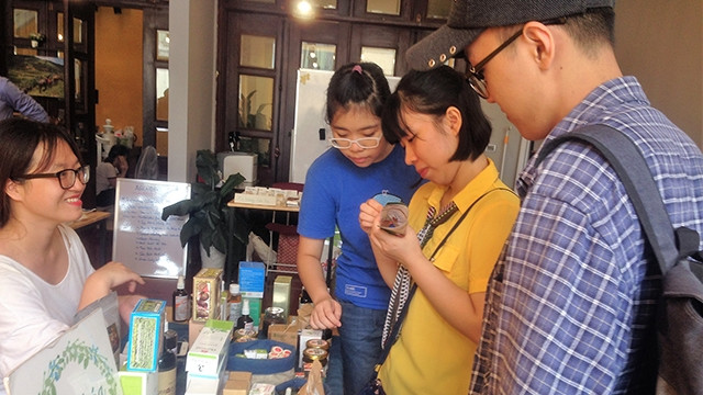 Khách hàng đang tìm hiểu những sản phẩm thân thiện với môi trường.