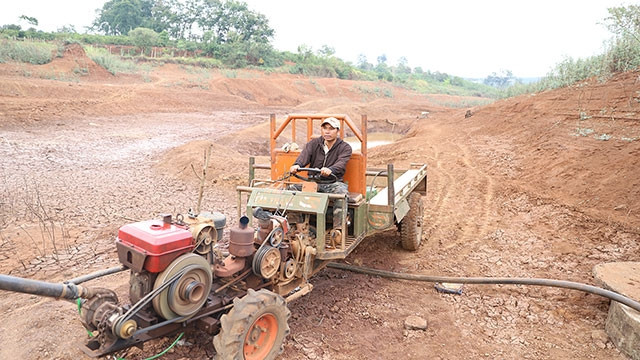 Tình trạng khô hạn kéo dài khiến nhiều hồ thủy lợi trên địa bàn tỉnh Đắk Lắk trơ đáy.