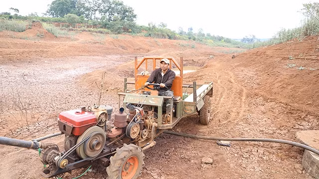 Tình trạng khô hạn kéo dài khiến nhiều hồ thủy lợi trên địa bàn tỉnh Đắk Lắk trơ đáy.