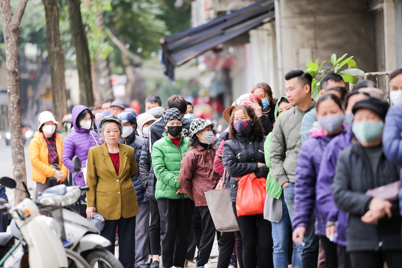 Ghi nhận của PV sáng 25-2, tại điểm bán số 67 Ngô Thì Nhậm (quận Hai Bà Trưng, Hà Nội), rất đông người dân đã đứng xếp hàng từ sáng sớm để mua được khẩu trang kháng khuẩn. 