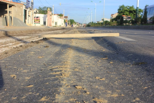 Hiện trạng mặt đường hằn lún vệt bánh xe trước khi sửa chữa. Ảnh: Cienco 4.