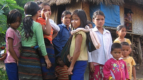 Các em nhỏ dân tộc Pa Cô, Vân Kiều ở vùng miền tây Quảng Trị.