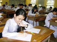 Học sinh thi thử trắc nghiệm môn ngoại ngữ từ năm học 2005-2006.