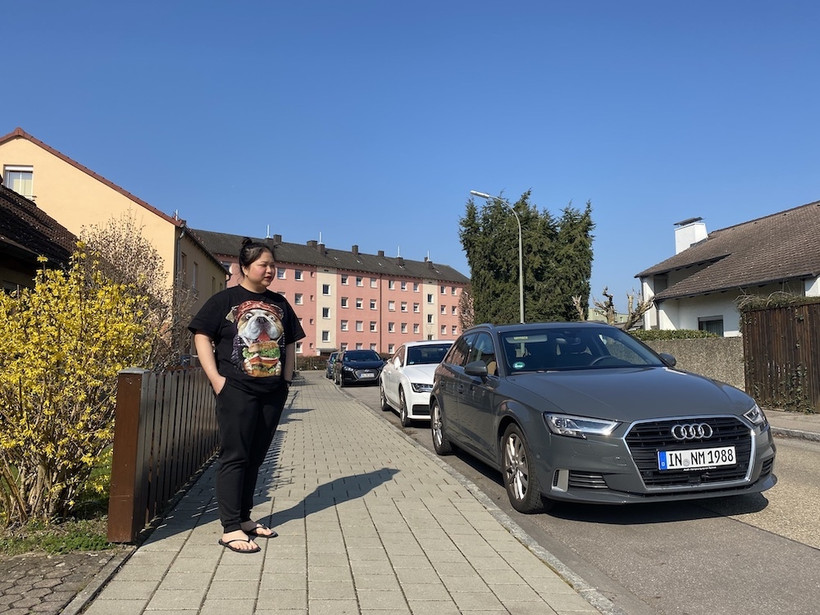 Chị Nguyễn Quỳnh Trang đứng bên ngoài khu nhà nơi chị sinh sống tại thành phố Ingolstadt, bang Bayern, CHLB Đức.