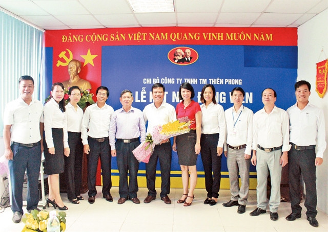 Lễ kết nạp đảng viên mới tại Chi bộ Công ty TNHH thương mại Thiên Phong (quận Long Biên) cho quần chúng là chủ doanh nghiệp tư nhân. Ảnh: HỒNG THẢO