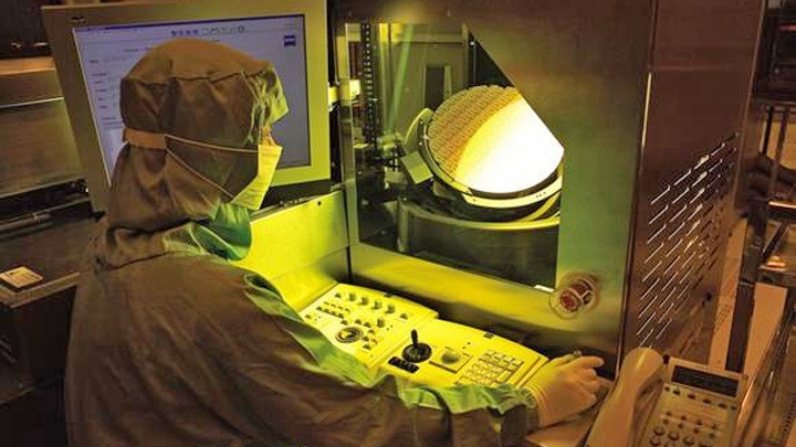 Trong suốt nửa cuối những năm 2000, các công ty Nhật Bản đã chú trọng vào tái cấu trúc để Hàn Quốc và Đài Loan (Trung Quốc) đuổi kịp (nguồn TSMC).