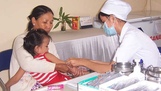 Các bậc cha mẹ tiếp tục đưa con đi tiêm chủng đầy đủ, đúng lịch các vaccine. 